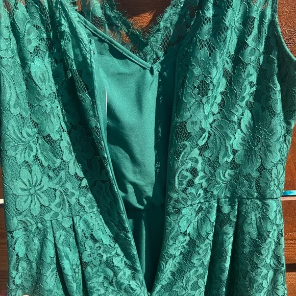 NWOT Beautiful long green lace dress!Size 10. - Picture 8 of 15